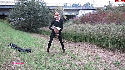 Рыжая провинциалка с косой трахается с пикапером на природе